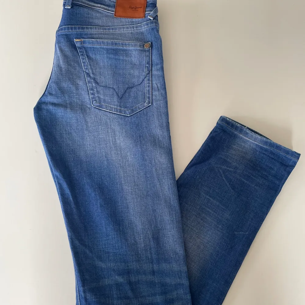 Säljer dessa snygga blåa pepe jeans för endast 299! Storlek: 32/32. Jeans & Byxor.