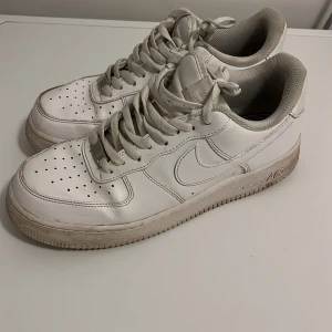 Vita air force 1 - Skick: 8:10  Har använt ett hyfsat antal gånger. Säljer eftersom dem inte längre kommer till någon användning. Det låga priset p.g.a att dem är creasade