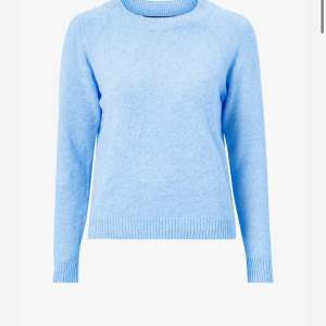 Säljer denna ljusblåa stickade tröjan från vero Moda i modellen vmdoffy. Den ser lite grå ut på bilden men ser ut som på bilden i verkligheten. Köpt för 249kr på vero Moda. Om du vill ha fler bilder eller har frågor är det bara att skriva💘💘💘