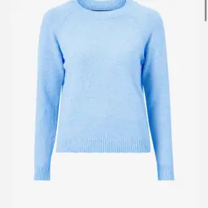 Säljer denna ljusblåa stickade tröjan från vero Moda i modellen vmdoffy. Den ser lite grå ut på bilden men ser ut som på bilden i verkligheten. Köpt för 249kr på vero Moda. Om du vill ha fler bilder eller har frågor är det bara att skriva💘💘💘