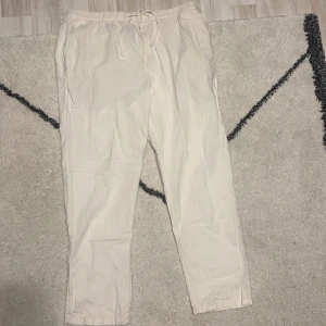Hm linnebyxor - Hm linnebyxor i storlek L. Använda under förra sommaren men bra skick