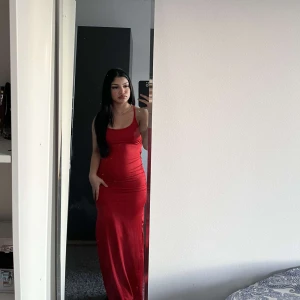 Röd klänning - Storlek S. Passar även för Xs.  Oanvänt. 