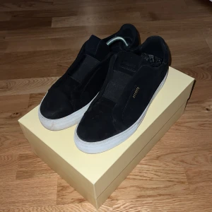 Clean 360 Laceless - Ett par Arigato skor som använts ett flertal gånger men fortfarande i ett okej skick. Pris kan diskuteras. Vid intresse är det bara att kontakta!