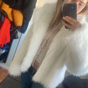 Pälsjacka - Intressekoll på denna jättemysiga jacka som är helt slutsåld(använd 1 gång)❤️