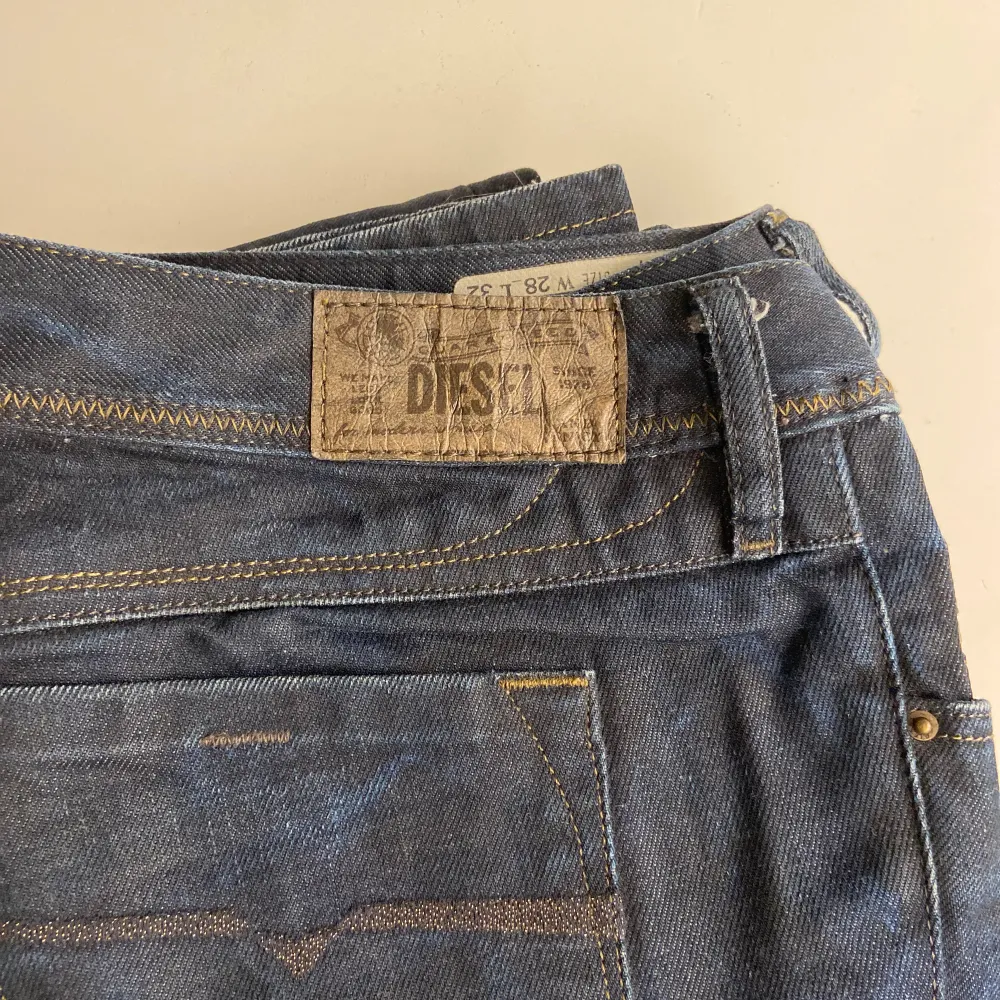 Säljer dessa super snygga jeans från diesel, dom är så storlek 28/32. Väldigt lågmidjade och super snygg mörk blå färg.. Jeans & Byxor.