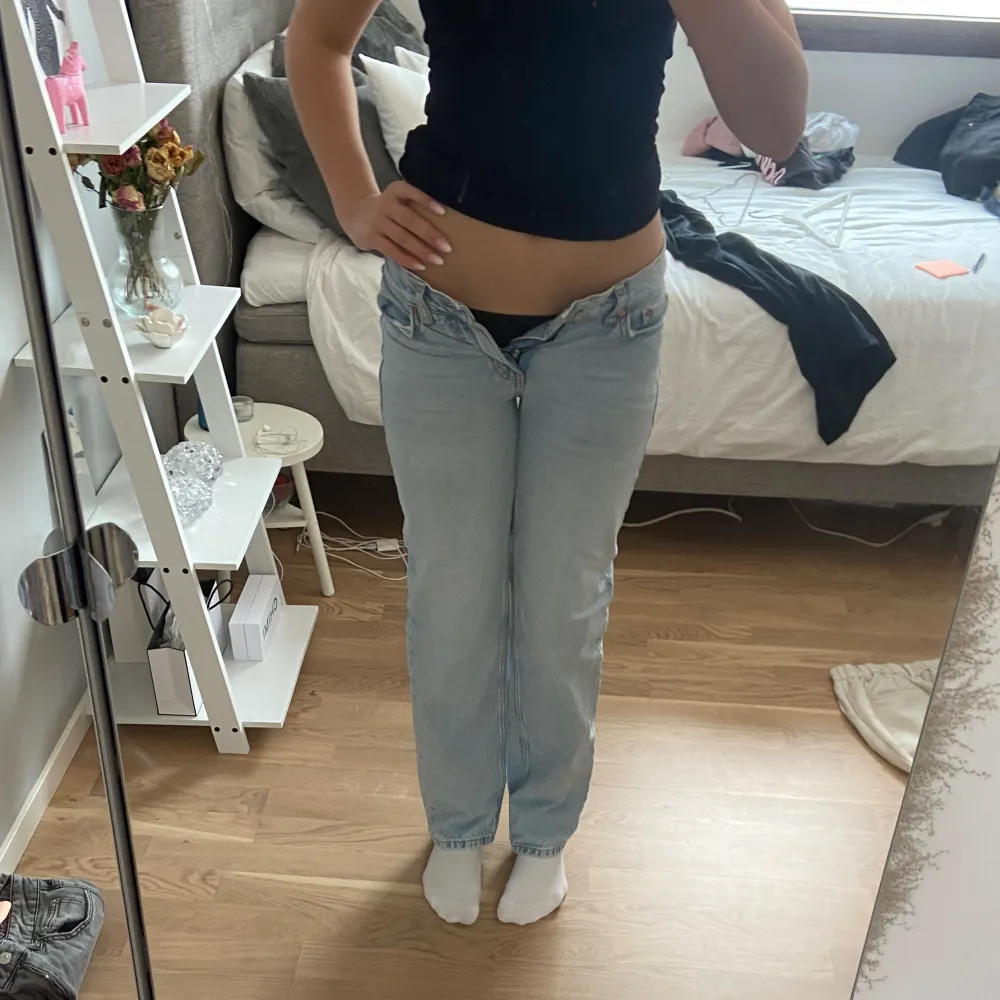 Lågmisjade jeans från Gina tricot som tyvär inte passar mig längre men de är perfekta för våren. Längden är bra på mig som är ca 170. Använda men inga defekter. Skriv vid frågor eller fler bilder💕. Jeans & Byxor.