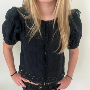 zara topp - super söt zara blus köpt för ganska länge sen, barn storlek 152 men skulle säga att det passar en xs 