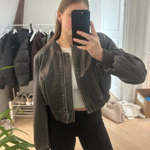 Skinnjacka - Skinnjacka från zara, använd 1 gång. Nypris 899! Väldigt liten i storleken, passar mig som normalt har M/L