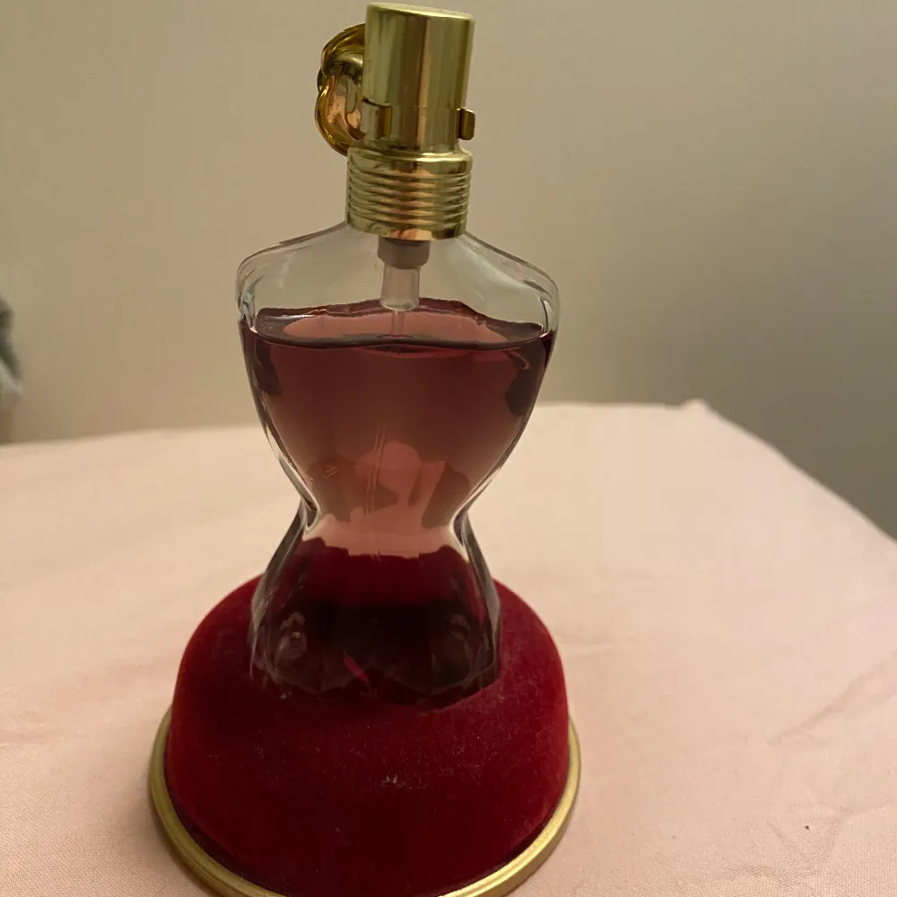 Jean Paul gaultier la Belle parfym. Säljer då det inte är en doft för mig, men luktar päron 🍐💘förvarats i skugga och inte blivit utsatt för solljus, värme eller liknande . Övrigt.