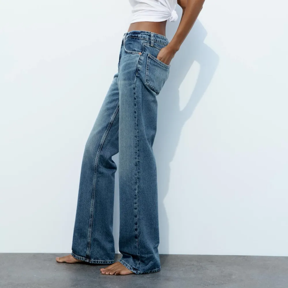 Ett par Midrise Zara jeans som inte används och aldrig gjorts, lappen sitter kvar och orginalpriset var 699kr 💛. Jeans & Byxor.