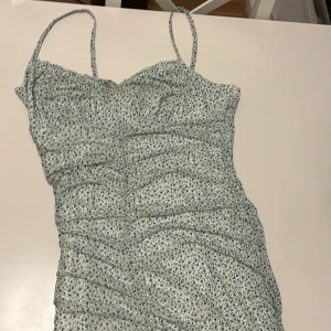 Divided H&M  - Super fin sommarklänning som inte är till användning längre, har minst bara använt den 1 gång. Storlek M/L men skulle nog säga att den passar m mer.