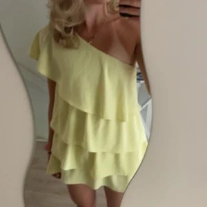 INTRESSEKOLL zaraklänning - INTRESSEKOLL på denna snygga klänning från zara. Funderar på att sälja, kom med egna förslag. Egen bild. Bud på 1150. INGA BUD UNDER 1000