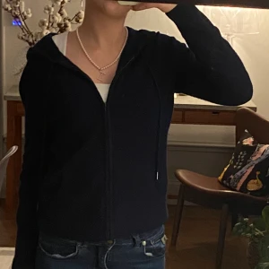 Cashmere zip hoodie - Säljer denna jätte fina och sköna 100% cashmere hoodie köpt från Gobi! Använder dock sällan! Mitt pris 1200🩷pris kan diskuteras!!