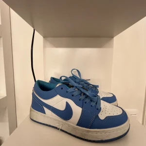 Jordans liknande skor - Jordans liknande skor, där av de låga priset, köpte från en sida på nätet för typ 800. Perfekta nu till våren med en superfin blå färg😊  Nästan aldig använda! Tvättat dom såklart och fixar till dom innna jag postar dom!