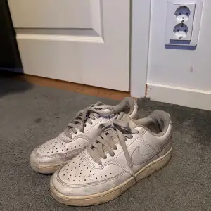 skor som inte används längre (smutsiga)