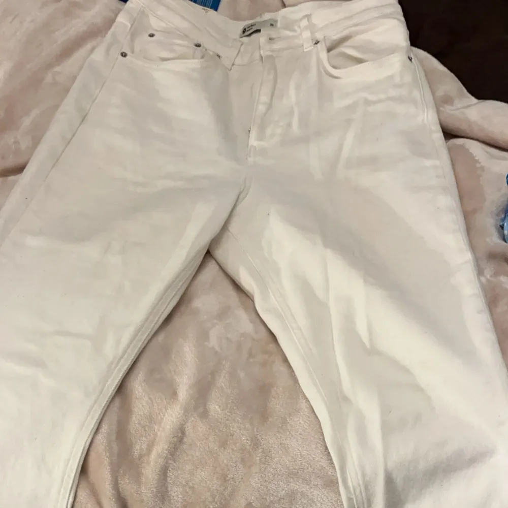 Ett par vita jeans från Gina Tricot i stolek 36, säljs pågrund av att de inte används. Jeans & Byxor.