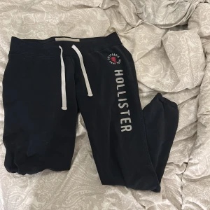 Hollister mjukisbyxor - Marinblå lågmidjade mjukisbyxor med text på benet  