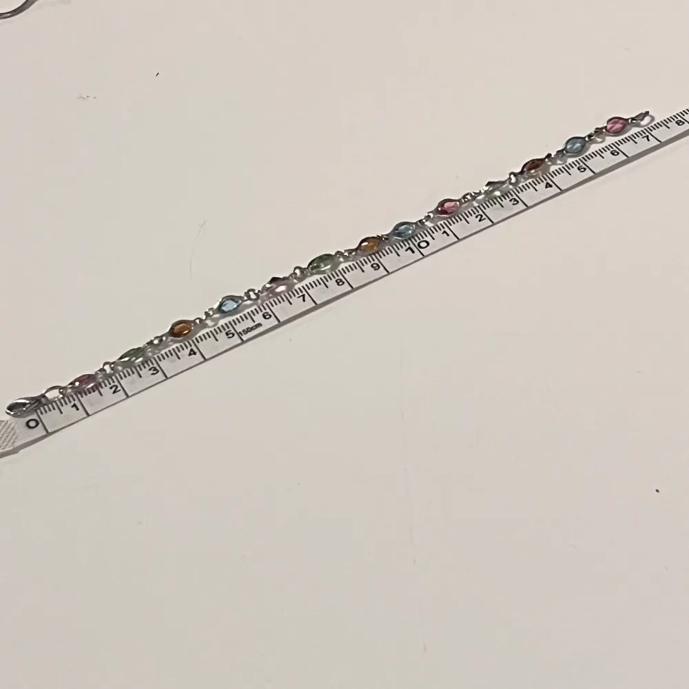 Kristall stenar i form av ett ”gemstones bracelet”. ca 17cm långt i totala längden (bild 2). Köptes runt 2010. Använt men hittar inga större anmärkningar.. Accessoarer.