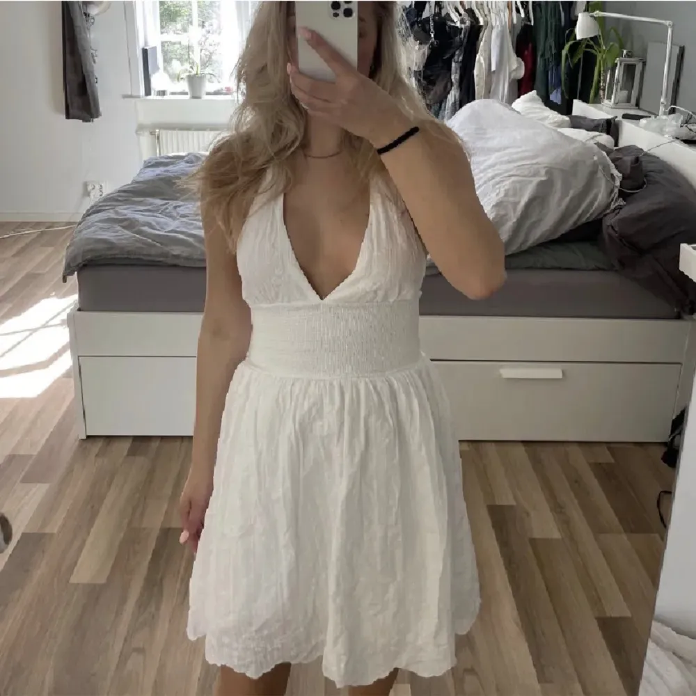 En vit sommar/student klänning . Klänningar.