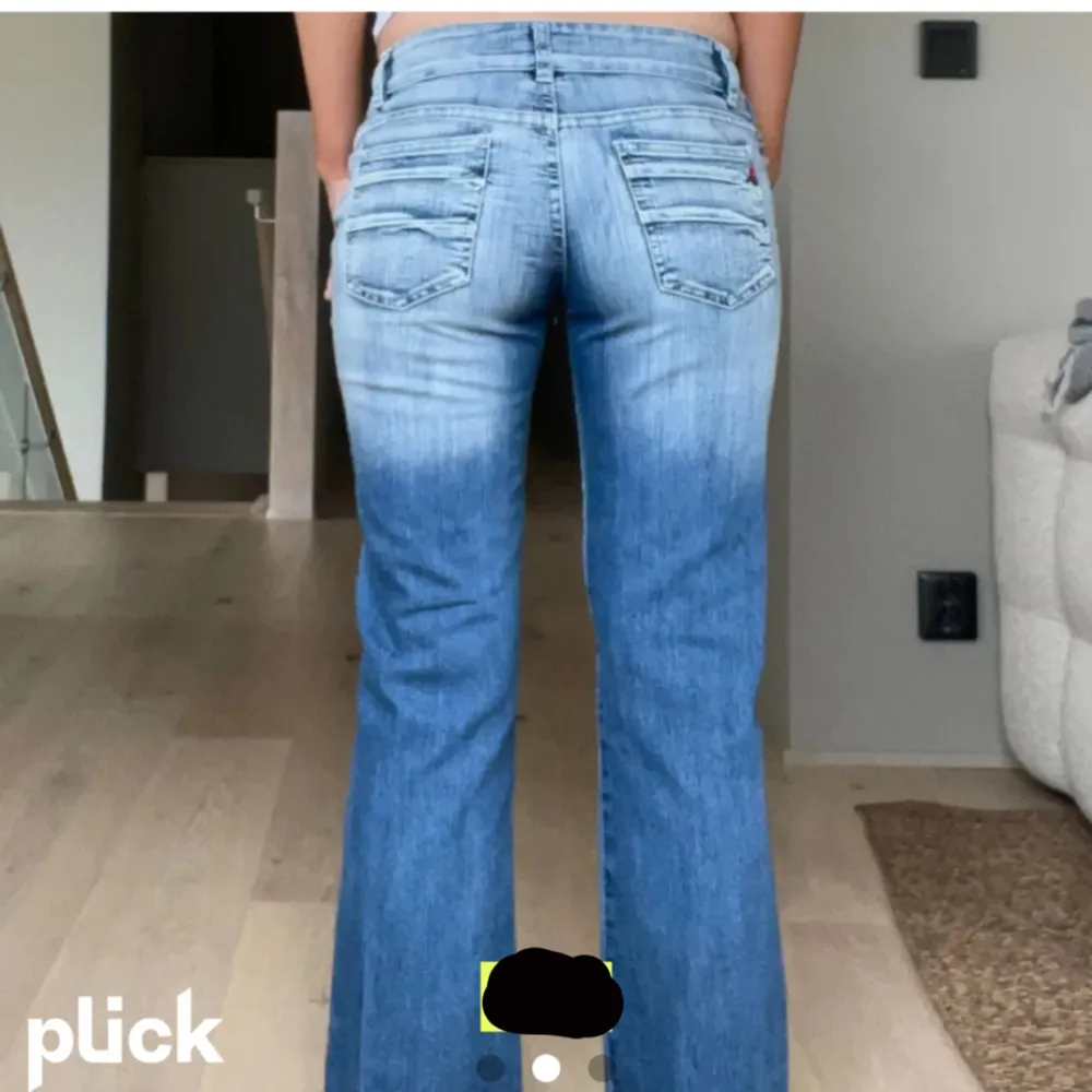 Jättefina lågmidjade jeans med en fin färg, köpt på plick men var tyvärr för små. Bra skick och lånade bilder! 🤗. Jeans & Byxor.