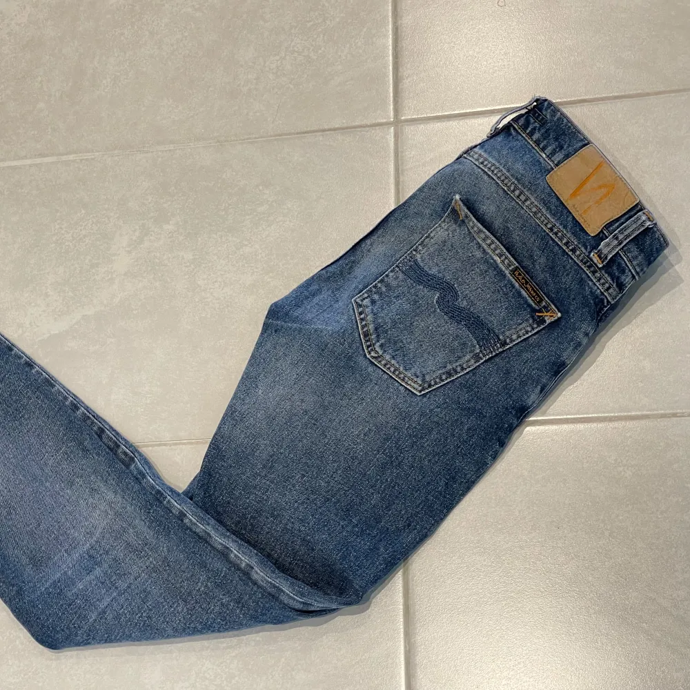 Säljer dessa snygga Nudie Jeans, i storlek  28w. Skick 9/10. Modellen på jeansen är lean Dean. Nypris 1599. Personen på bilden är 182 cm. Skriv mer för fler frågor. Jeans & Byxor.