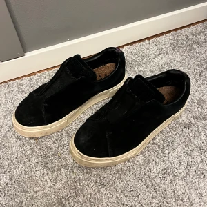 eytys doja svart  - säljer mina svarta eytys då dom inte kommer till andvändning längre! lite trasiga i hälen men annars bra skick! ❤️🥰 