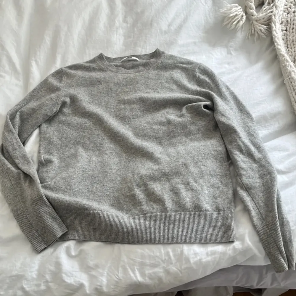 Lägger ut denna gråa, stickade tröjan från uniqlo. Den är ganska tunn i materialet och gjord av Kashmir . Skriv för fler bilder   Den har ett litet mini hål i armen men det är inget man ser. . Tröjor & Koftor.