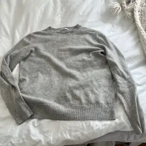 Lägger ut denna gråa, stickade tröjan från uniqlo. Den är ganska tunn i materialet och gjord av Kashmir . Skriv för fler bilder   Den har ett litet mini hål i armen men det är inget man ser. 