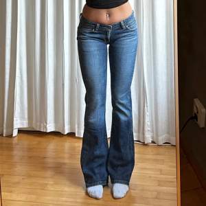 Lågmidjade, vintage Levi's jeans i modell 572 💕Innerben 81 cm och tvärs över midjan 37 cm. Bara att höra av sig vid frågor - annars går 