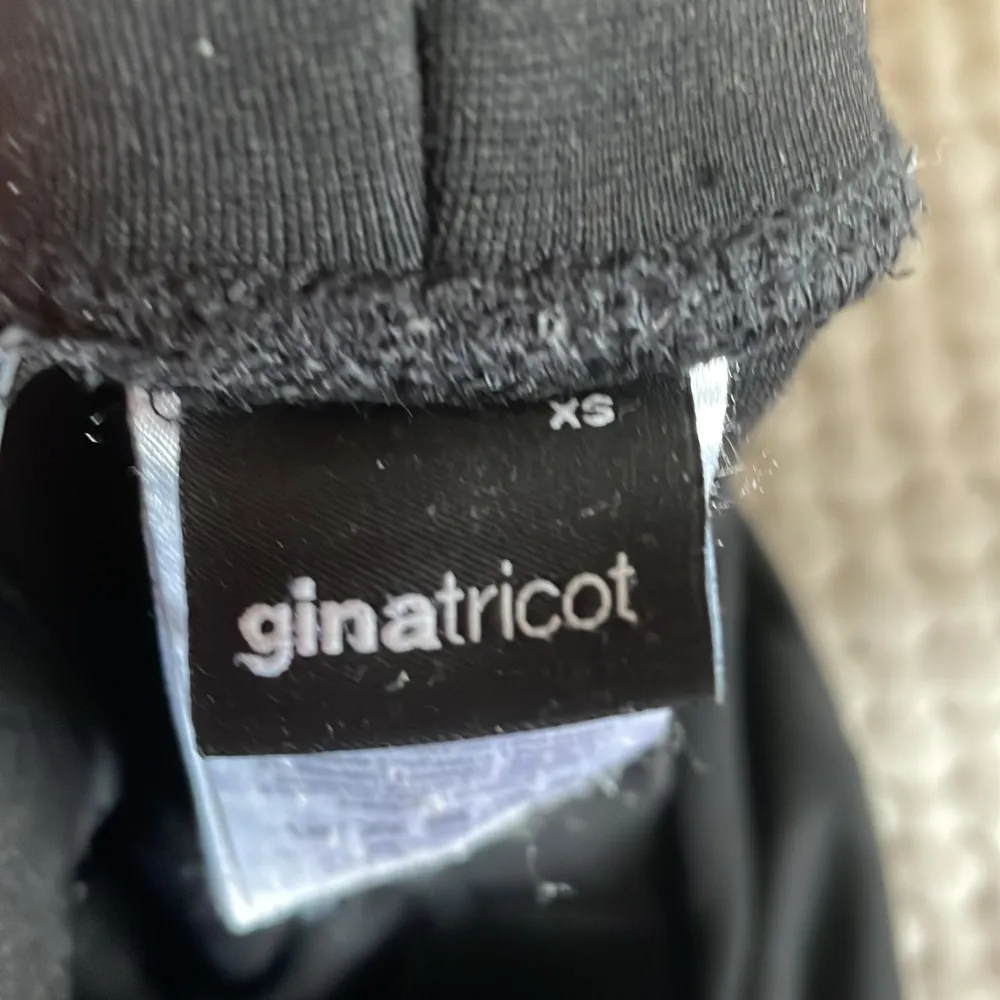 Superfina och supersköna mjukisbyxor från Gina Tricot!❤️ de har ett stretchigt material och är flare⭐️ Storlek:xs Utan defekter!. Jeans & Byxor.