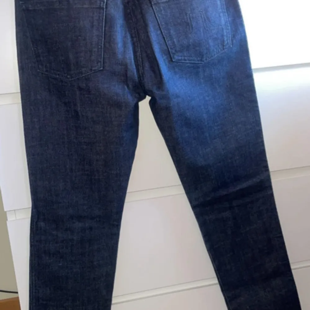 Lågmidjade jeans som inte är använd. Modellen: TINA 2020 com raw denim  ,midjan är 26 och längden är 32. Jeans & Byxor.