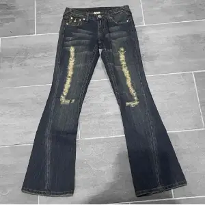 Super feta True Religion jeans. Storlek 25, midja 35cm, ytterbenslängd 100cm , innerbenslängd 80cm, benöppning 23cm. 