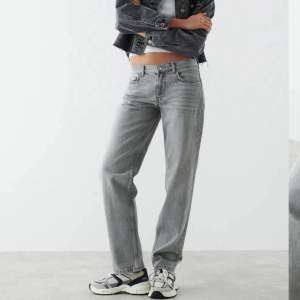 Säljer dessa gråa jeans från Gina! Köpte för ett tag sen men inte använda så mycket! Inga defekter. Skriv ifall ni har några frågor😊 Nypris=500