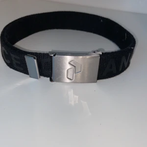 Peak performance bälte - Detta peak performance bälte är 102 cm längt  bra skick använt 5 gånger inte så nytt