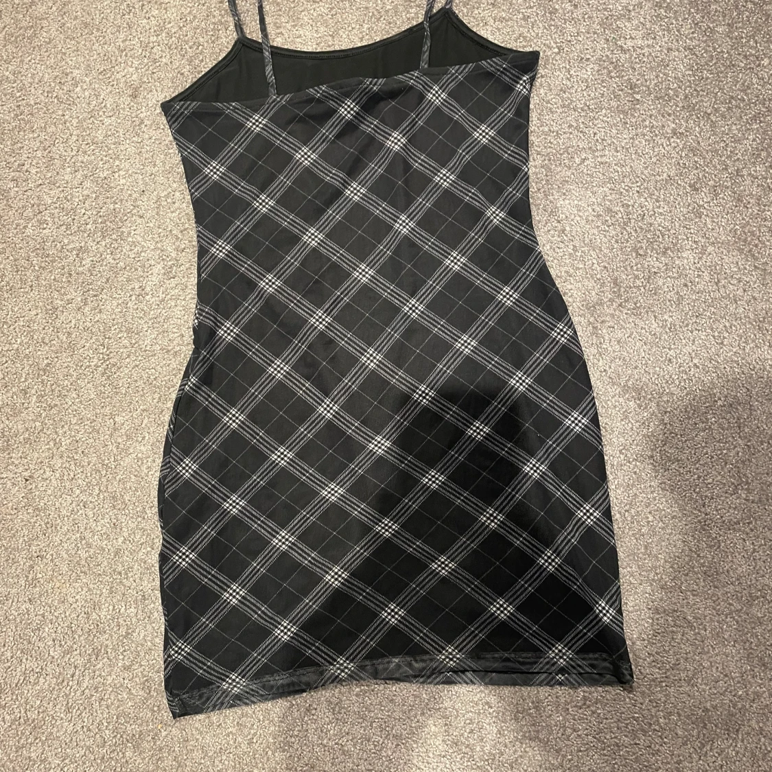 Mönstrad svart kort klänning från HM - 90