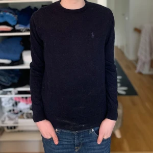 Ralph Lauren Stickad tröja - Säljer en stickad Ralph Lauren i storlek XS! Grymt skick utan defekter✌🏼 passar fint på mig som är 168-169. Hör av er vid frågor och pris kan förhandlas vid snabb affär. 