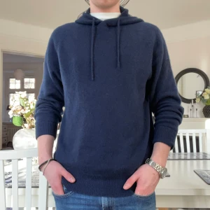 Soft goat hoodie - Sjukt sjukt fet soft goat Kashmir hoodie ! Slutsåld på deras sida som har ett nypris på cirka 3300kr ! Storlek M passar ungefär på någon som är 175-180 mer eller mindre ! Skick 9/10!Otroligt stilren och väldigt hypad ! || pm frågor/funderingar || Mvh