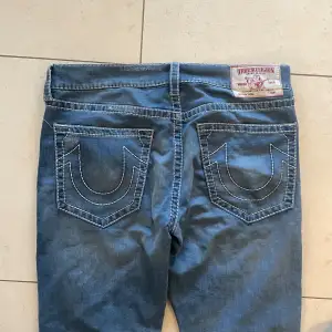 jättefina true religion jeans:) köpta i usa, midja rakt över=48cm. innerben =84cm benöppning=21cm. kom privat om du undrar något