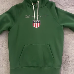GANT Hoodie - Helt ny Gant hoodie, Har seriöst bara använt 2 gånger och säljer den pga att den är liten. För endast 499!