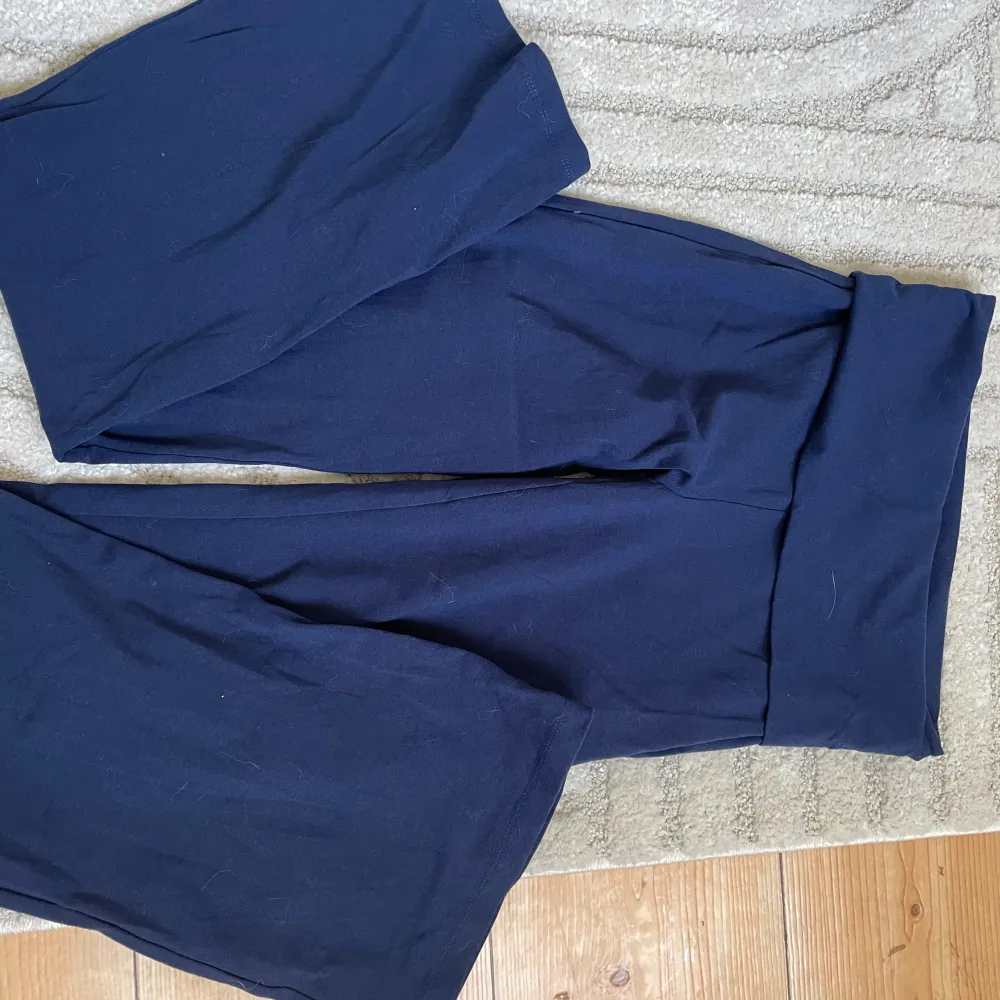Marin blåa yoga pants från Cubus, använda ett fåtal gånger och säljer pga att de aldrig kommer till användning😊. Jeans & Byxor.