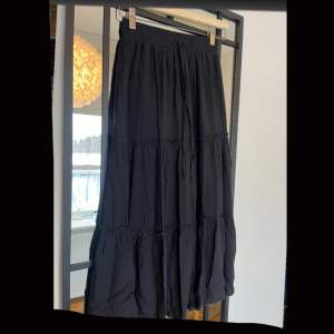 Hej! Säljer denna svarta kjol som inte kommer till användning längre. Använd ungefär 5 gånger super fin, skön, inte genomskinlig, snören i midjan och volanger. Hör av dig vid frågor eller funderingar🩷