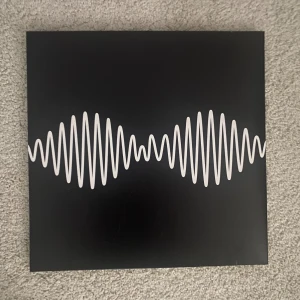 Vinyl - Säljer artic monkeys vinylskiva! har använt den men den är i bra skick💘  Album: AM
