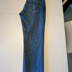 Levin 511 jeans  - säljer nu dessa Levis 511 jeans då dom inte kommer till användning längre skicket är 9/10 då dom använts typ 2 i princip helt nya köpt på levis egna hemsida om du har några funderingar är det bara att höra av sig 👍🏼😃