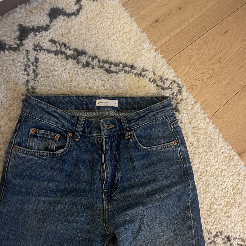 Superfina lågmidjade jeans! Sitter helt perfekt på mig som är cirka 170. Säljer då jag har två par!  Midjemått: 34 cm rakt över Innerbenslängd: 80 cm. Jeans & Byxor.