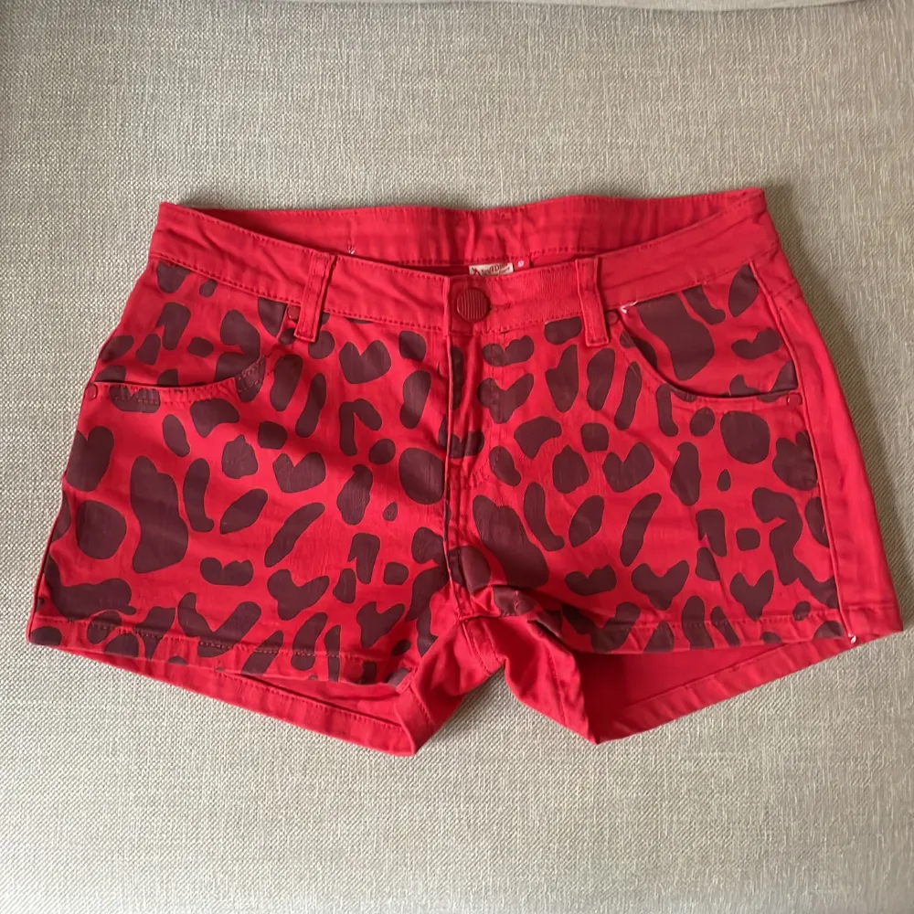 Lågmidjade shorts med leopardmönster framtill❤️ Storlek S Midjemått: 78cm Lårmått: 54cm  Ganska stretchiga  Som nya:). Shorts.