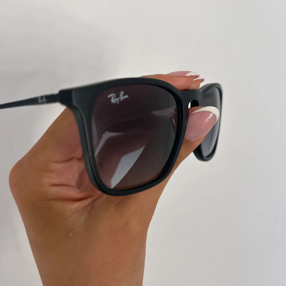 Svarta ray ban solglasögon, vardagligt använda. Skriv för fler bilder eller om ni har frågor🥰. Accessoarer.