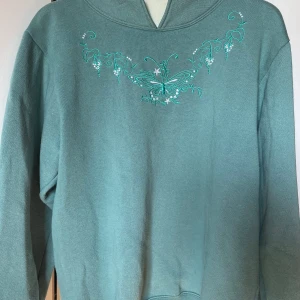 Sweatshirt  - Väl använd men inga defekter. Insydd vit krage. Liten i storlek, skulle säga att den är M.