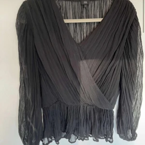 Snygg topp - Jättefin blus som passar till olika tillfällen!💕