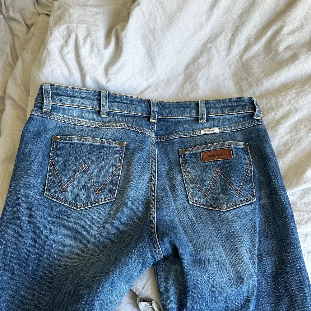 Snygga bootcut jeans från wrangler med lågmidja. Jeans & Byxor.