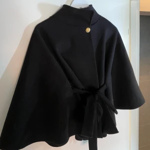 Kappa - Säljer min helt nya kappa från missäy. Knytning i midjan och dubbla knappar i kragen. Säljer då jag vill köpa en annan jacka!💗